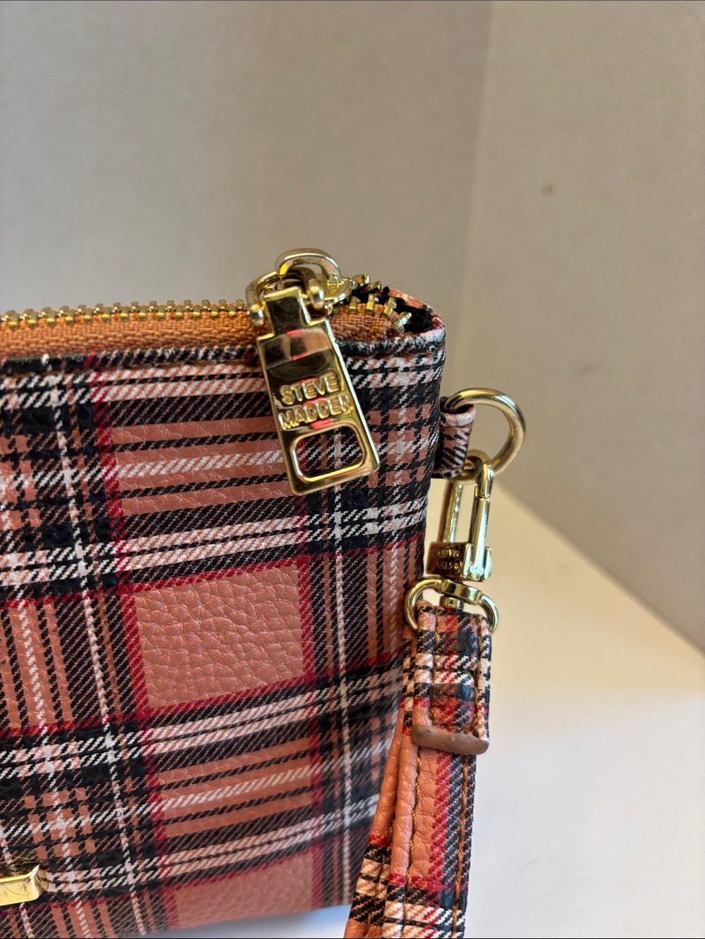 Steve Madden Btrell Plaid Wristlet Clutch 8” x 5” x 1.5” Deep - Picture 3 of 6